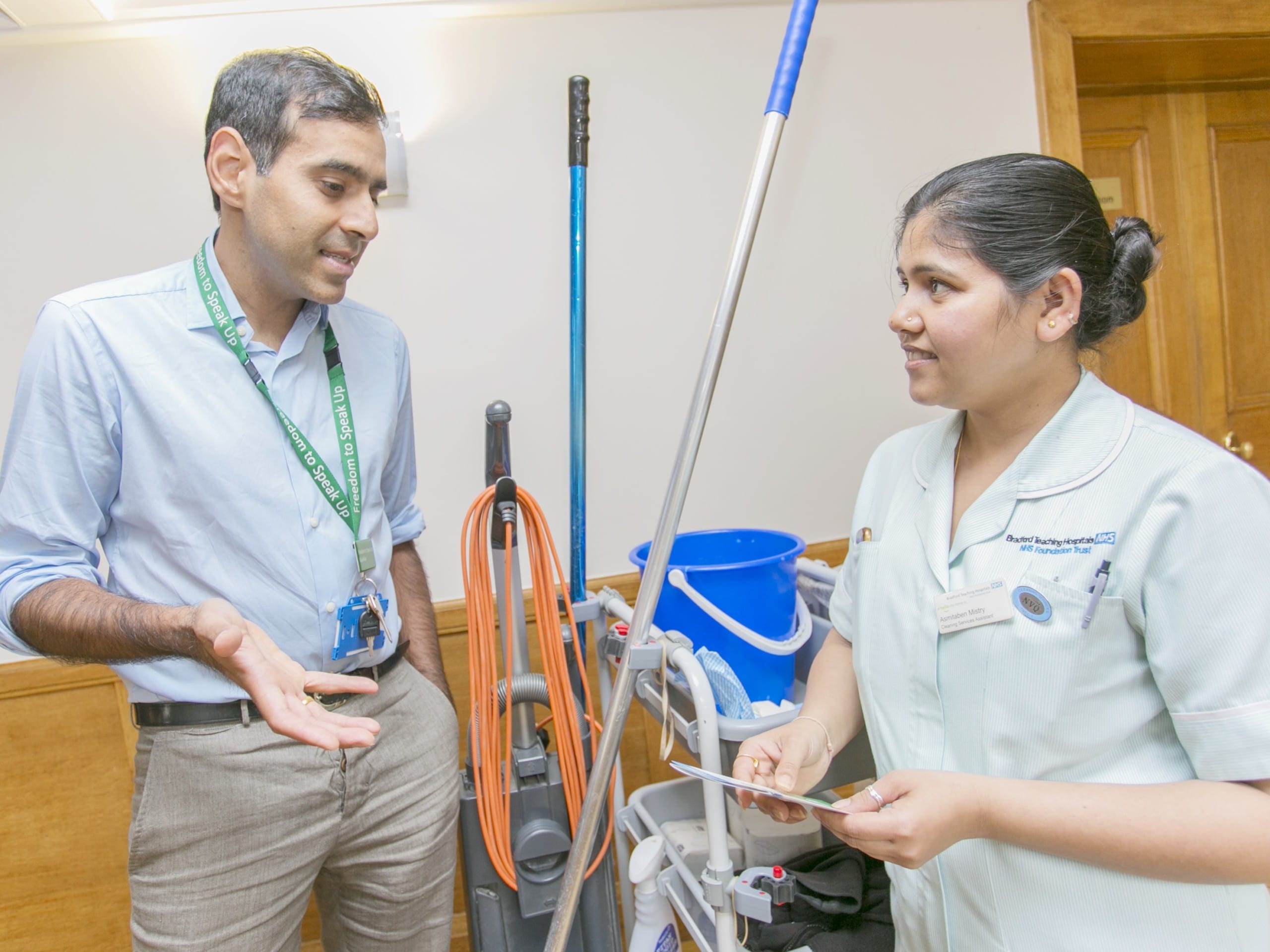 Worker talking to a FTSU Guardian